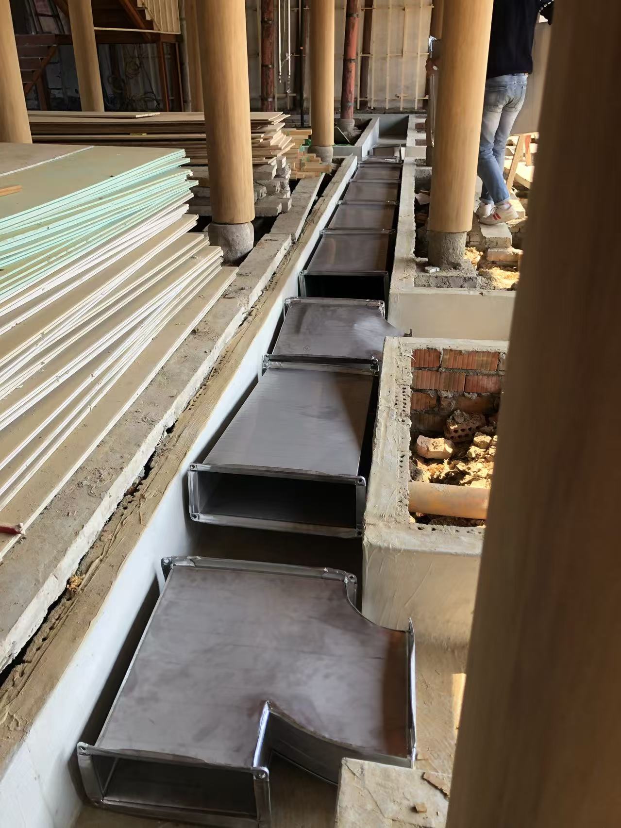 建设村百年古宅地送风管施工现场一