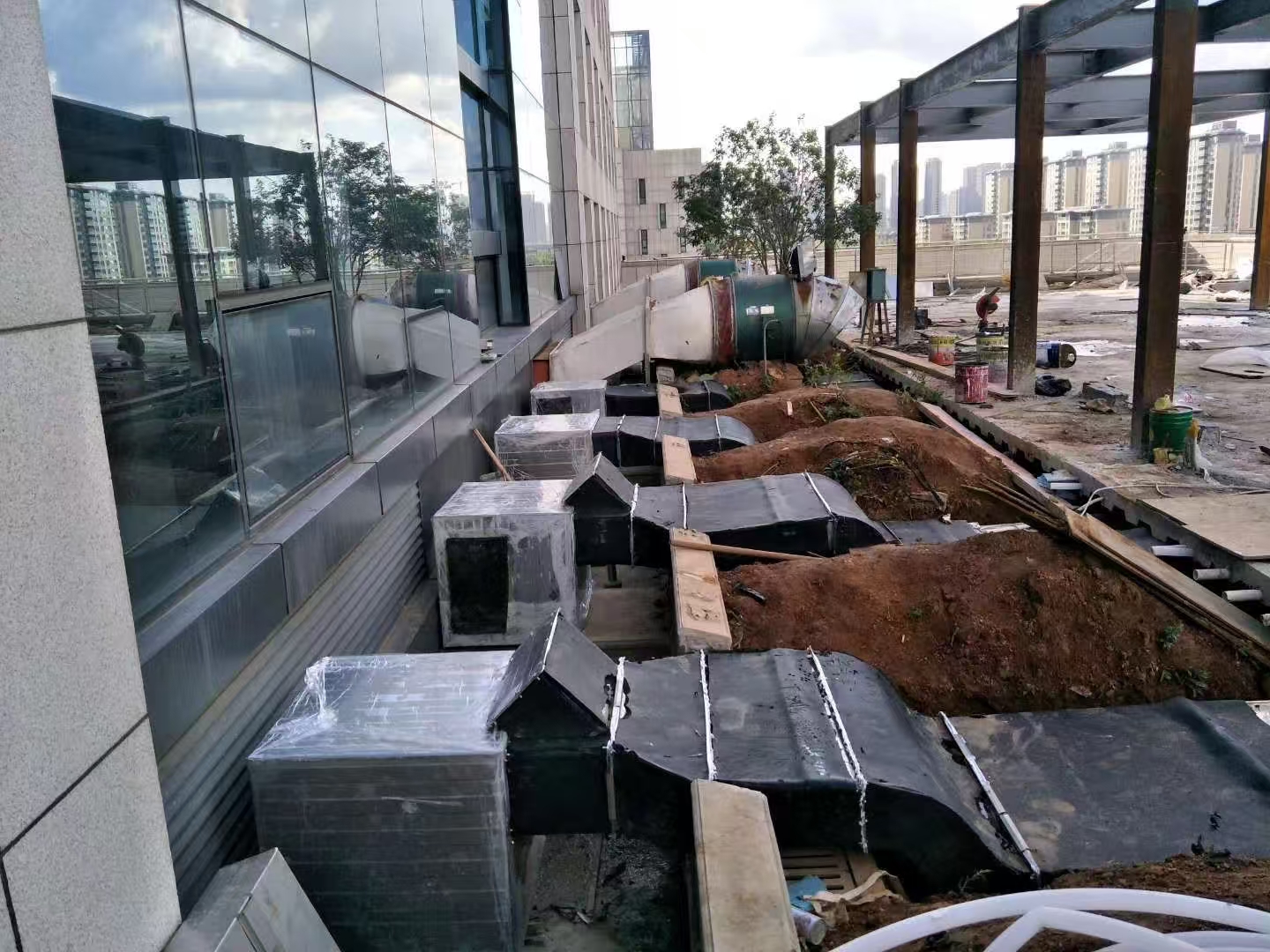 此案例全空气系统地面风道施工现场